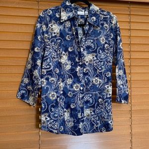 Kim Roger’s blue and cream flowered 3/4 sleeves blouse (OL)